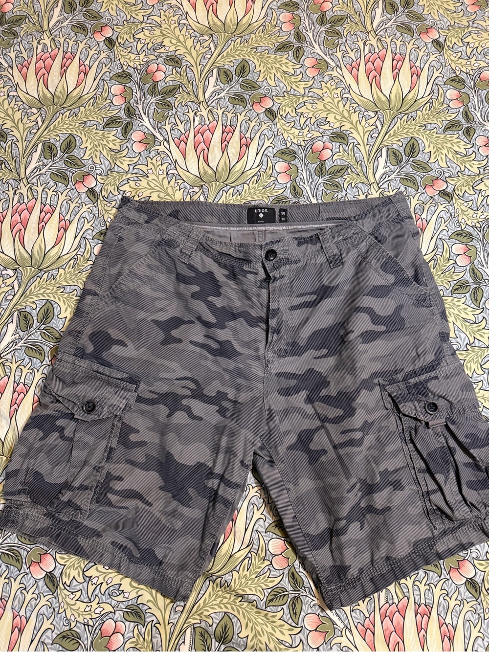 Union Men's Gray Camo Cargo Shorts  Size 38